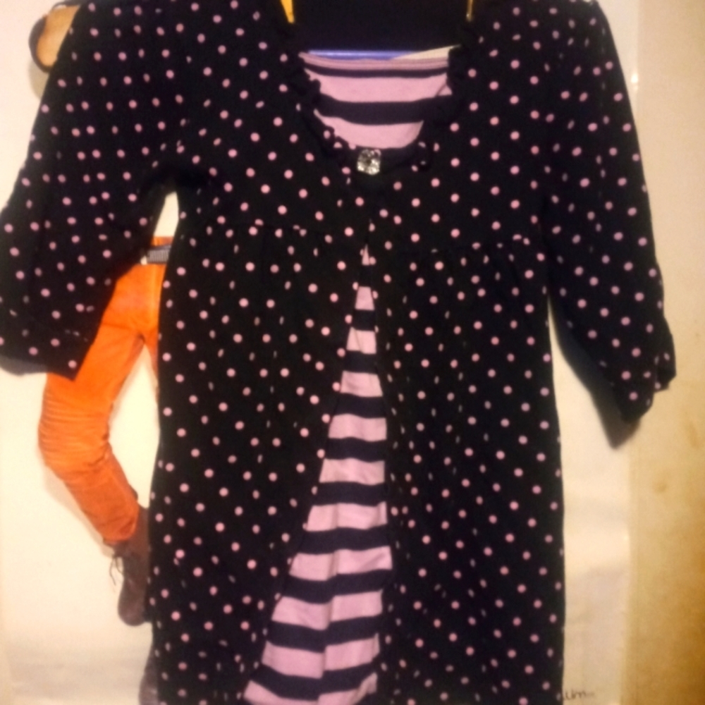 Black/pink shirt + white ' Peace ' leggings outfit combo
